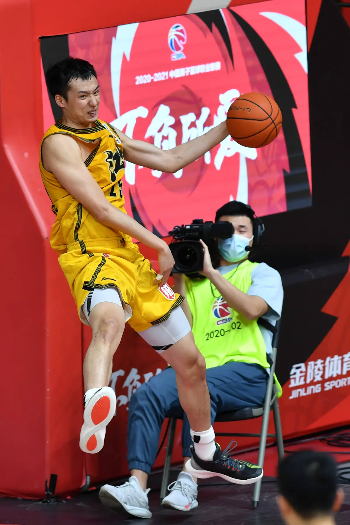 如何在篮球冬令营中加强体能训练？_0